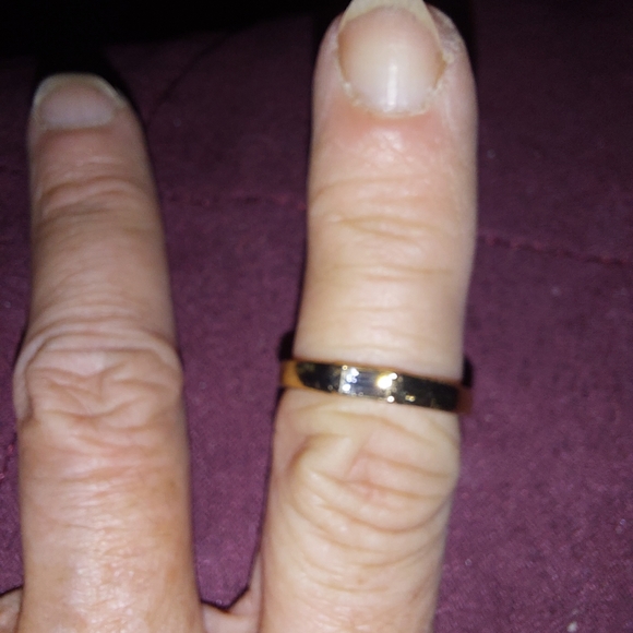 Gold toned solitaire ring, size 7 - Picture 2 of 6